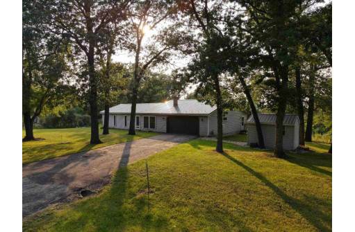 N6815 Jonathan Dr, Pardeeville, WI 53954