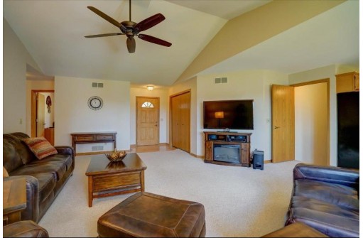 4548 Sandpiper Tr, Cottage Grove, WI 53527