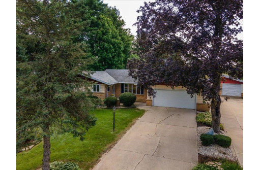 6596 Linden Cir, Windsor, WI 53598