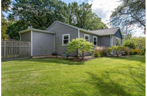 1115 Tomahawk Tr, Madison, WI 53705