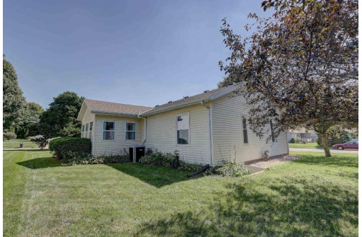 700 Nottingham Rd, Stoughton, WI 53589