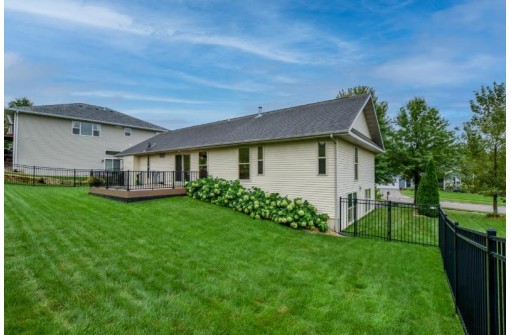 1631 Berry Hill Ct, Baraboo, WI 53913