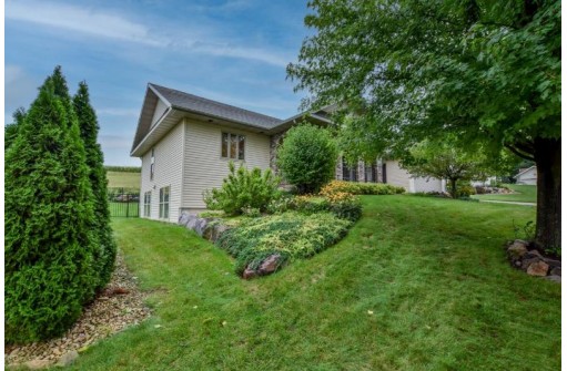 1631 Berry Hill Ct, Baraboo, WI 53913