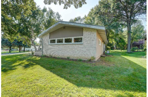 301 Meadow Ln, DeForest, WI 53532