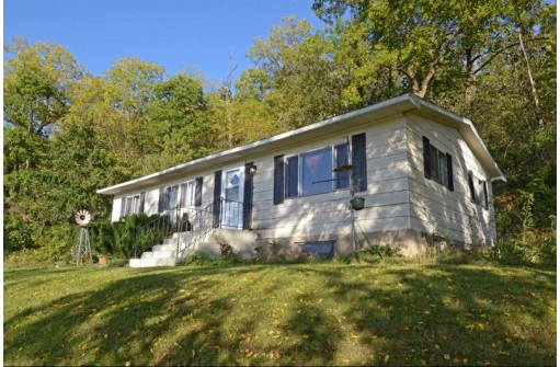 5046 N Hill Point Rd, Cross Plains, WI 53528