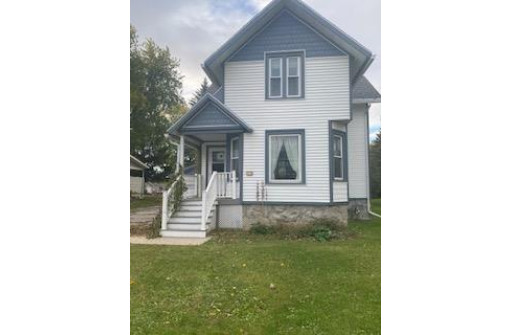 214 N Main St, Reeseville, WI 53579-9509