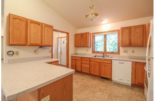 W9211 Red Feather Dr, Cambridge, WI 53523