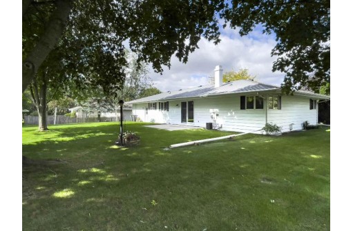 208 Woodland Beach Rd, Lake Mills, WI 53551