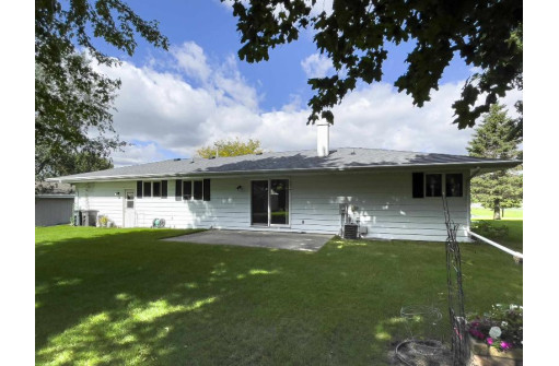 208 Woodland Beach Rd, Lake Mills, WI 53551