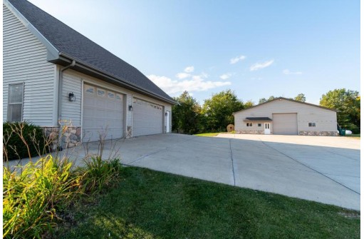 1976 Nora Rd, Cottage Grove, WI 53527