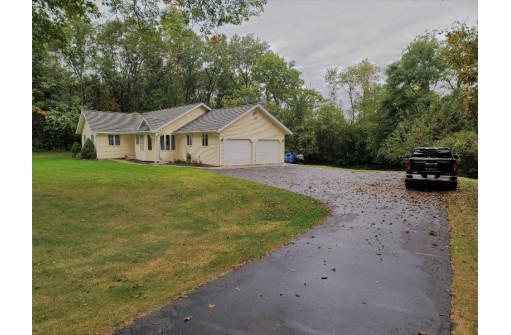 N6767 Jonathan Dr, Pardeeville, WI 53954