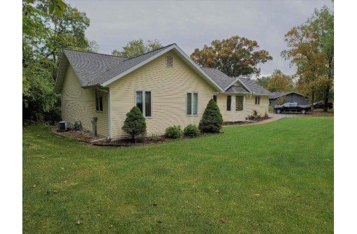 N6767 Jonathan Dr, Pardeeville, WI 53954