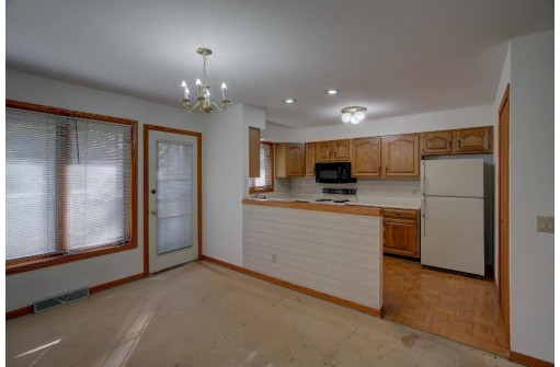 2423 Tawhee Dr, Fitchburg, WI 53711