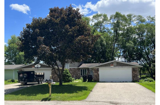 2600 Blarney Stone Dr, Beloit, WI 53511