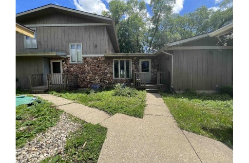 2600 Blarney Stone Dr, Beloit, WI 53511