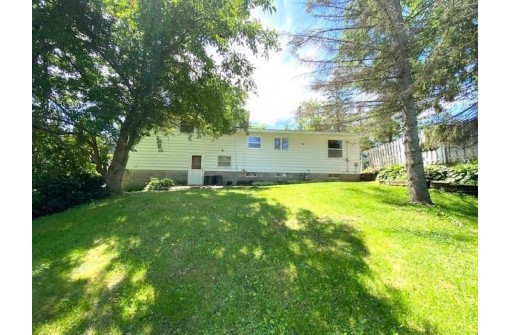 103 Elroy St, Elroy, WI 53929-1405