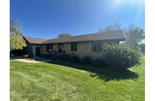 605 Orchard Ridge Rd, Dodgeville, WI 53533