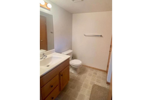 435 Bowlavard Ave 4, Belleville, WI 53508