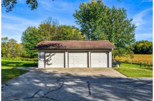 3072 Larsen Rd, Madison, WI 53711