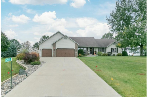 N7051 Ashley Dr, Pardeeville, WI 53954