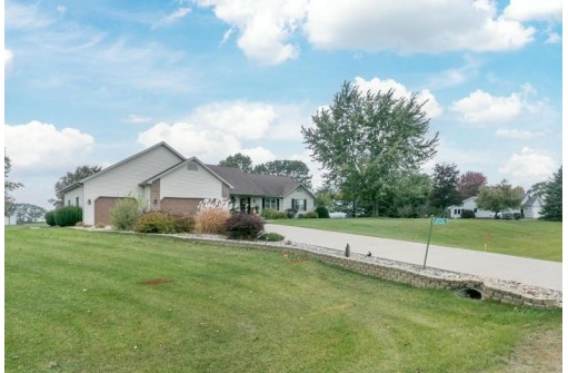 N7051 Ashley Dr, Pardeeville, WI 53954