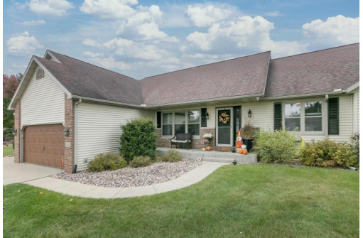 N7051 Ashley Dr, Pardeeville, WI 53954