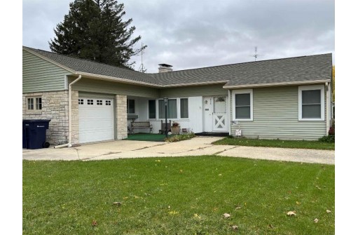 833 N Oakhill Ave, Janesville, WI 53548