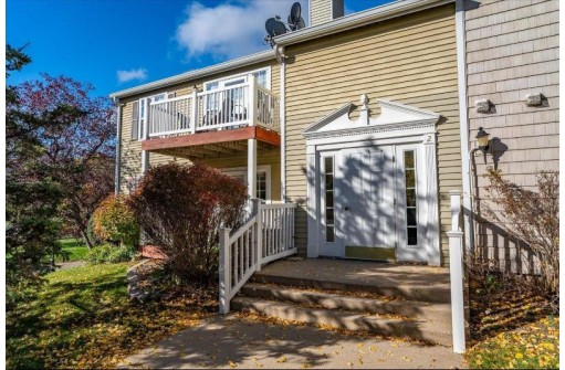 2 Captains Ct 1, Madison, WI 53719