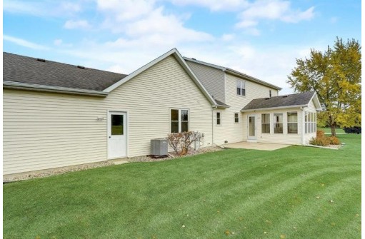 301 Carriage Dr, Cottage Grove, WI 53527