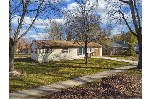 5906 Meadowood Dr, Madison, WI 53711