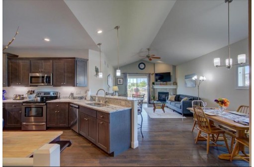 6797 Village Walk Ln 45, DeForest, WI 53532