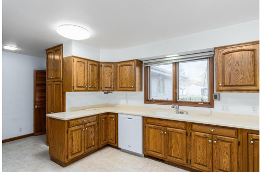 1723 W Luther Rd, Janesville, WI 53545