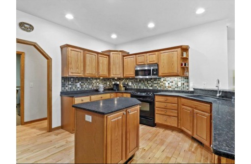 2829 Clover Ln, Sun Prairie, WI 53590