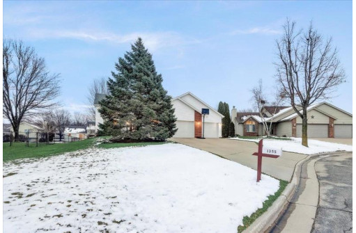 1355 Pinnacle Cir, Sun Prairie, WI 53590