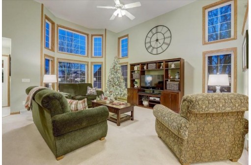 1355 Pinnacle Cir, Sun Prairie, WI 53590