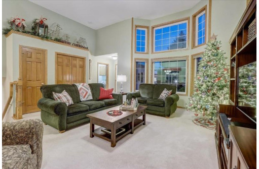 1355 Pinnacle Cir, Sun Prairie, WI 53590