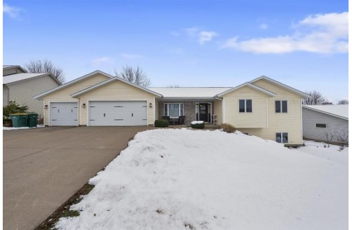 1409 Green Valley Rd, Mount Horeb, WI 53572