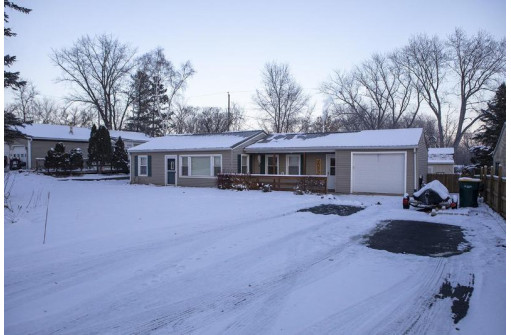 10986 N Gladys Dr, Edgerton, WI 53534