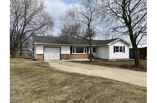 454 E Tyranena Park Rd, Lake Mills, WI 53551