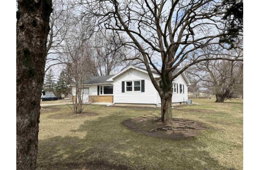 454 E Tyranena Park Rd, Lake Mills, WI 53551