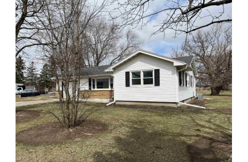 454 E Tyranena Park Rd, Lake Mills, WI 53551