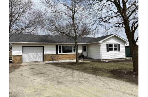 454 E Tyranena Park Rd, Lake Mills, WI 53551