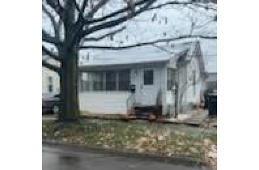 104 W Holmes St, Janesville, WI 53548