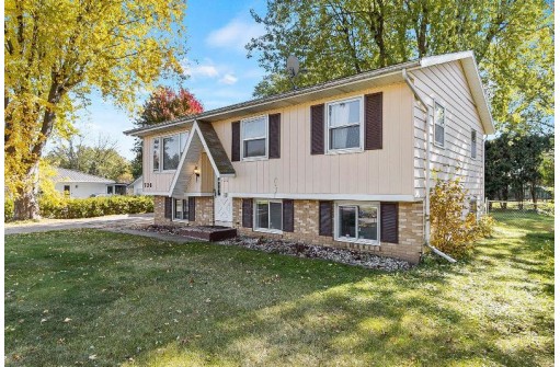 726 12th St, Baraboo, WI 53913