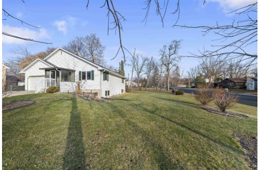 5312 Broadhead St, McFarland, WI 53558