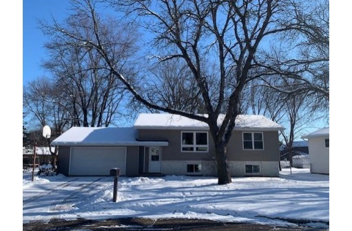 208 10th Street Cir, Prairie Du Sac, WI 53578