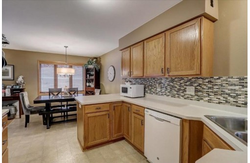 212 Creek Edge Ct 212, Waunakee, WI 53597