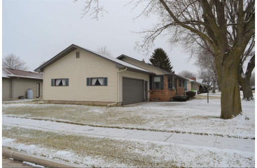 908 Sunset Ave, Waupun, WI 53963