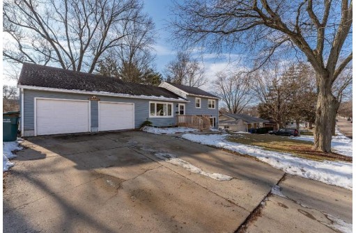 628 10th St, Baraboo, WI 53913