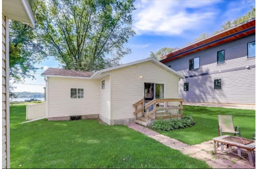 S7744 W Grandview Ave, Merrimac, WI 53561